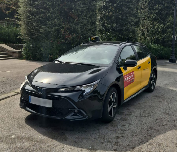 Taxi eco-tradicional Barcelona - vehículo sostenible
